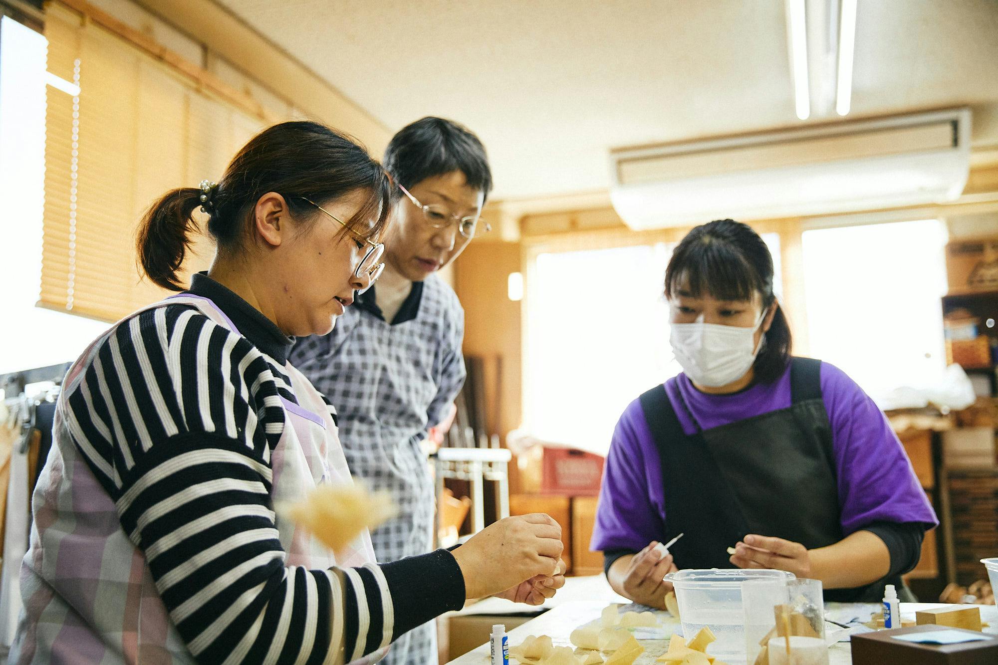 作業場では女性陣がいろいろなアイデアを出し合い、活気に満ちていた。