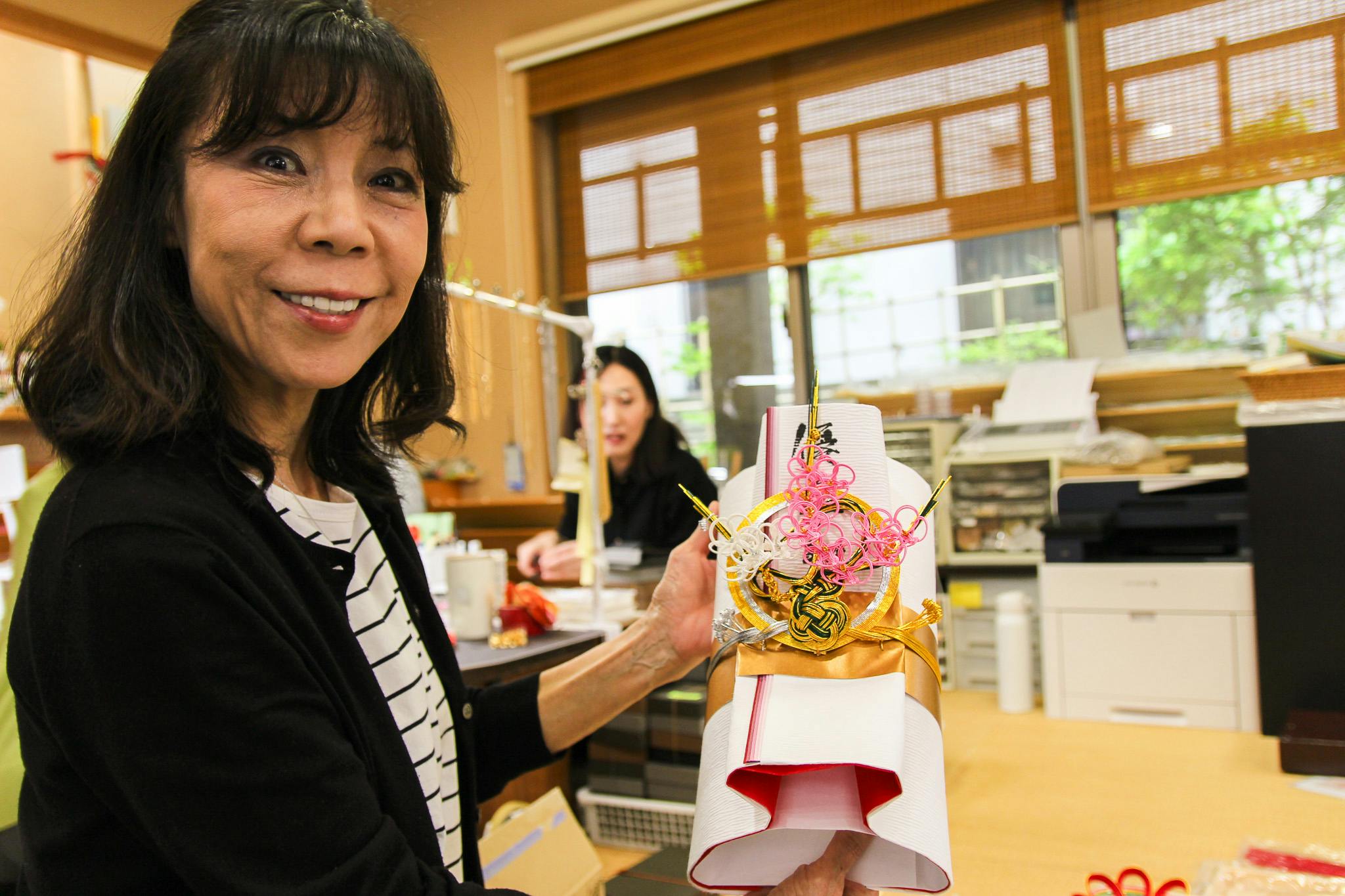 4代目・さゆみさんが手にするのは立体的で華やかで、パッと場が明るくなる「加賀水引」。