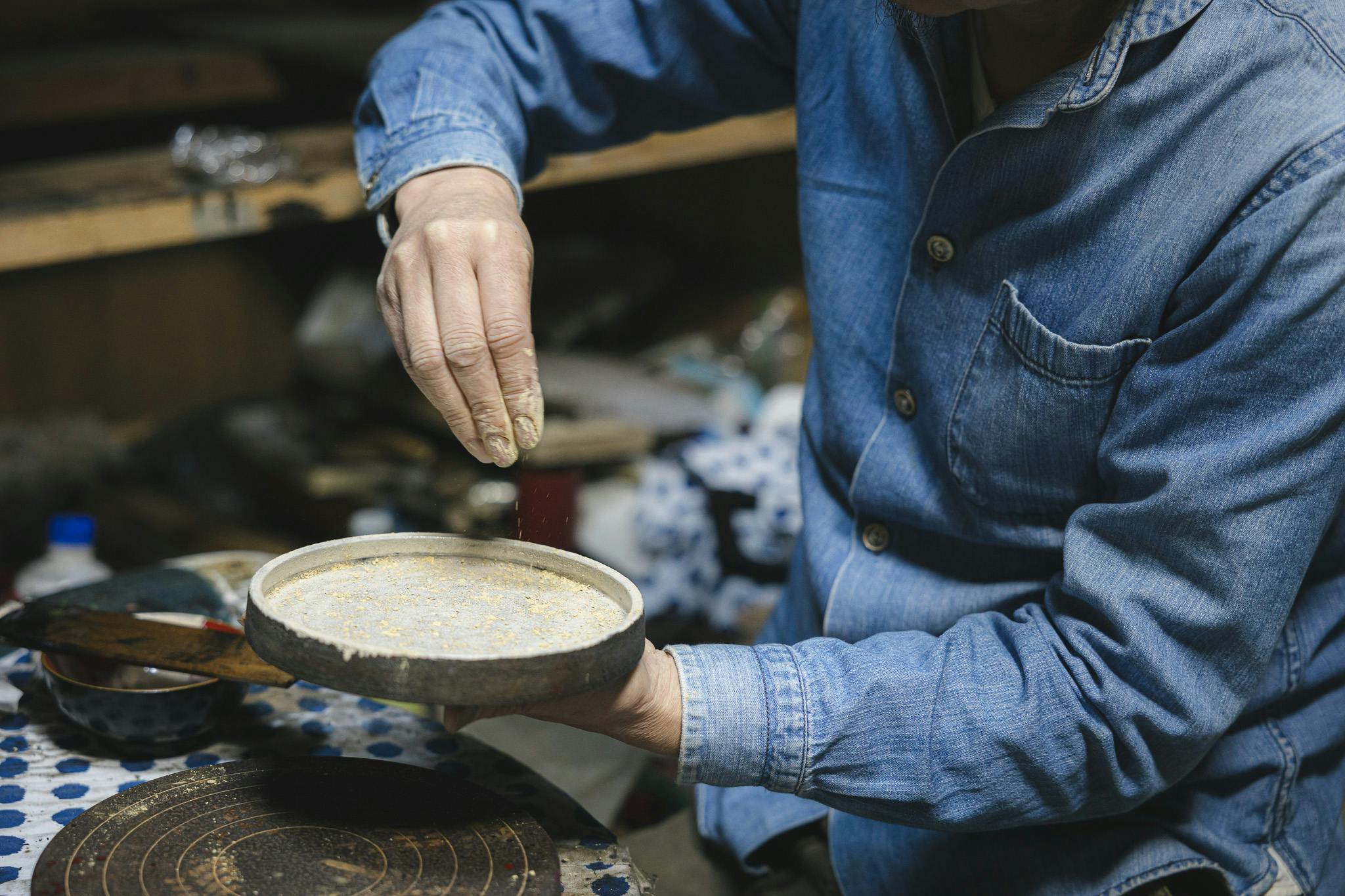 漆を塗った皿にふりかけているのは、コンニャクの製造過程で廃棄されるグルコマンナンの粉。群馬はコンニャクの名産地だ。